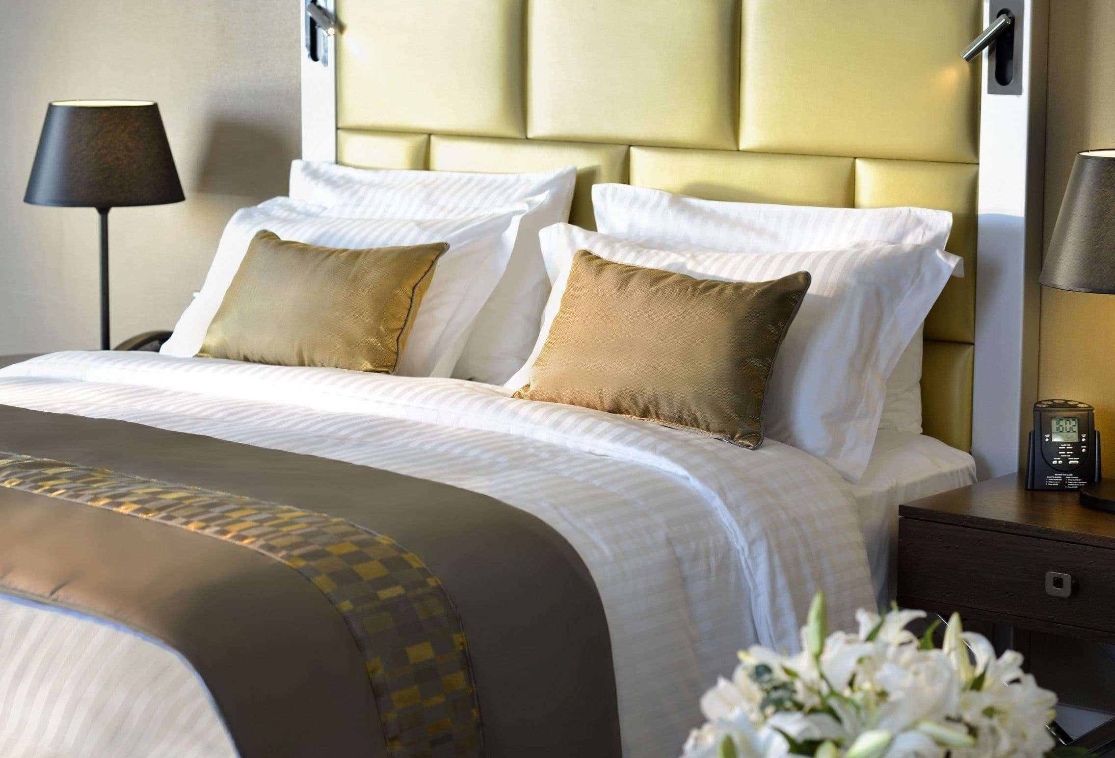 Wyndham Grand Istanbul Europe Ξενοδοχείο Εξωτερικό φωτογραφία A bed with a headboard