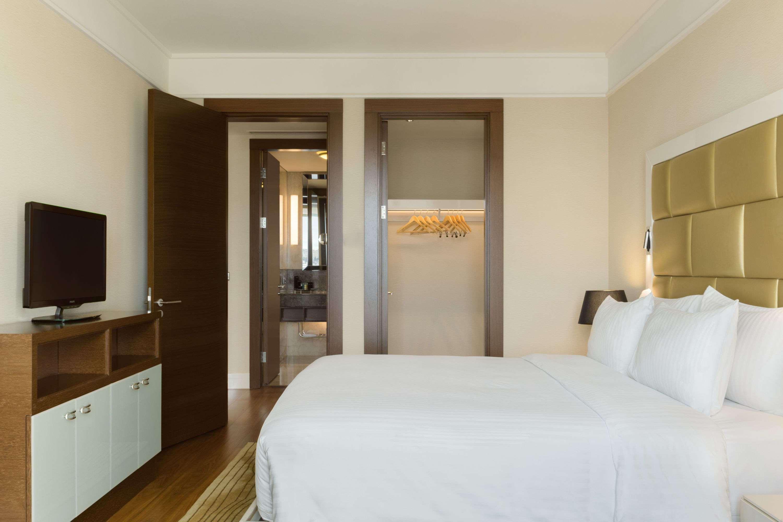 Wyndham Grand Istanbul Europe Ξενοδοχείο Εξωτερικό φωτογραφία A bedroom at the hotel