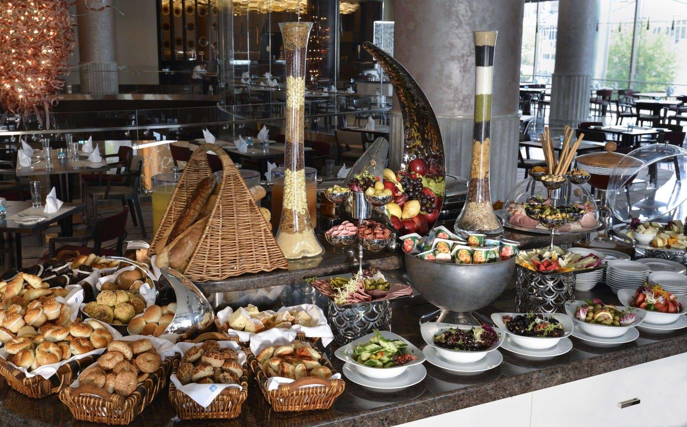 Wyndham Grand Istanbul Europe Ξενοδοχείο Εξωτερικό φωτογραφία A buffet at a hotel