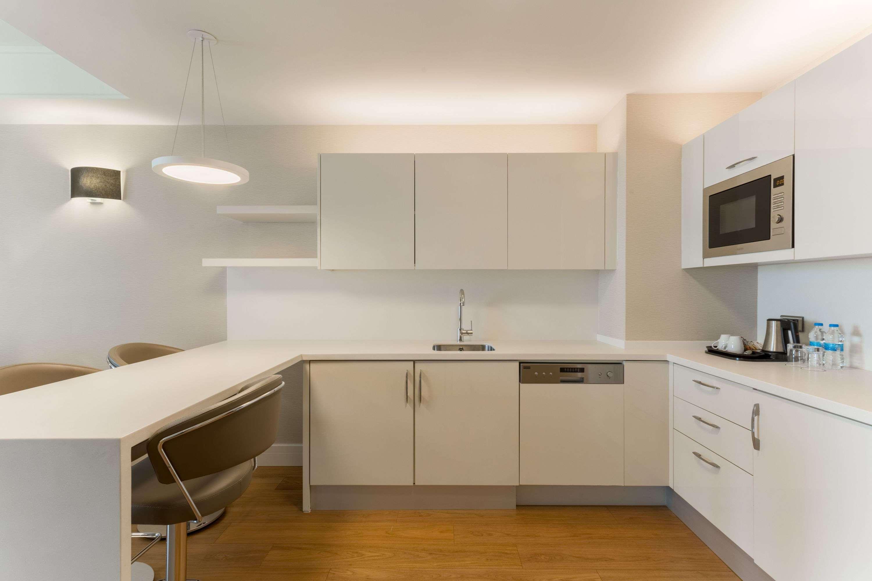 Wyndham Grand Istanbul Europe Ξενοδοχείο Εξωτερικό φωτογραφία A modern kitchen