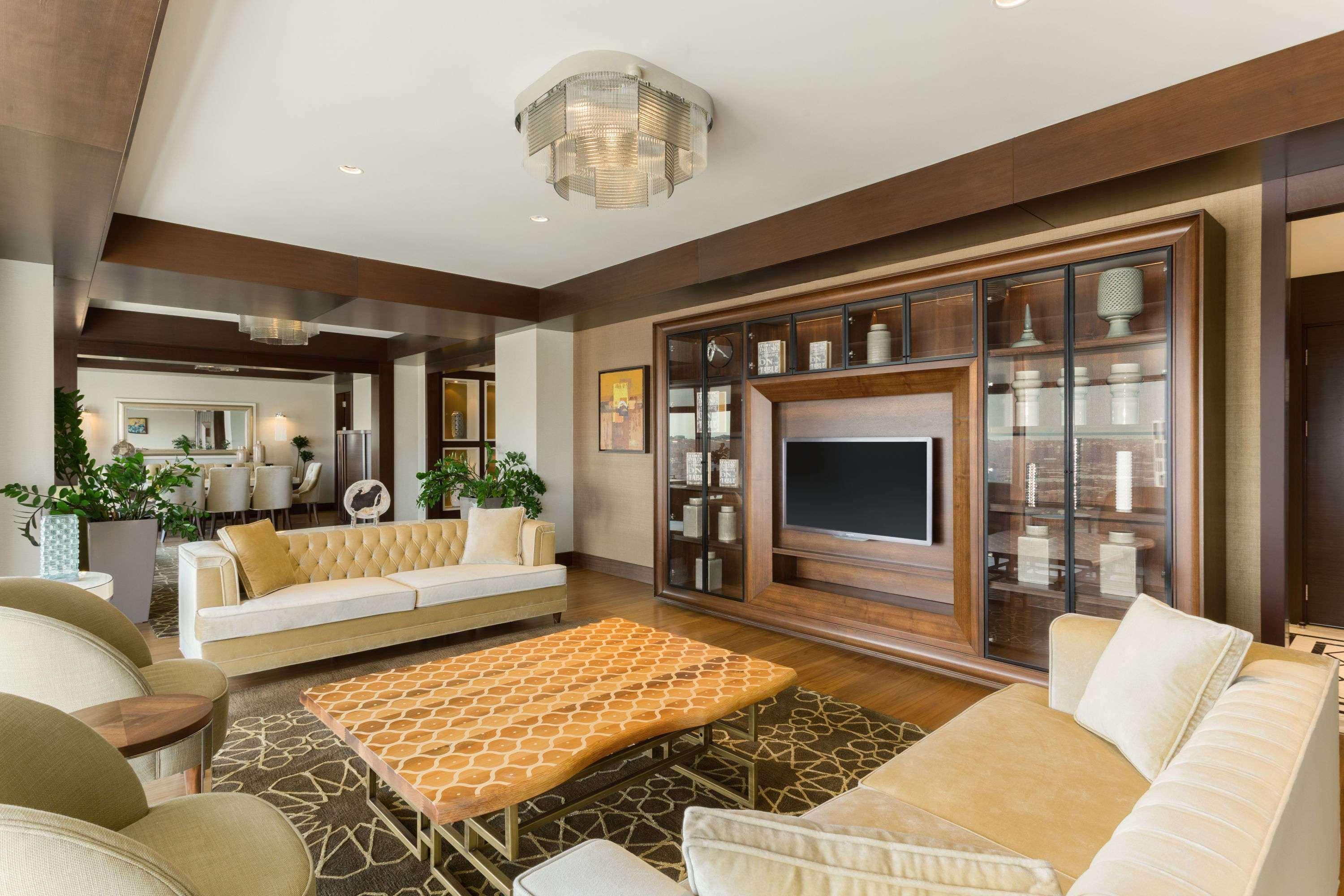 Wyndham Grand Istanbul Europe Ξενοδοχείο Εξωτερικό φωτογραφία A living room in a suite at the Hilton London Heathrow