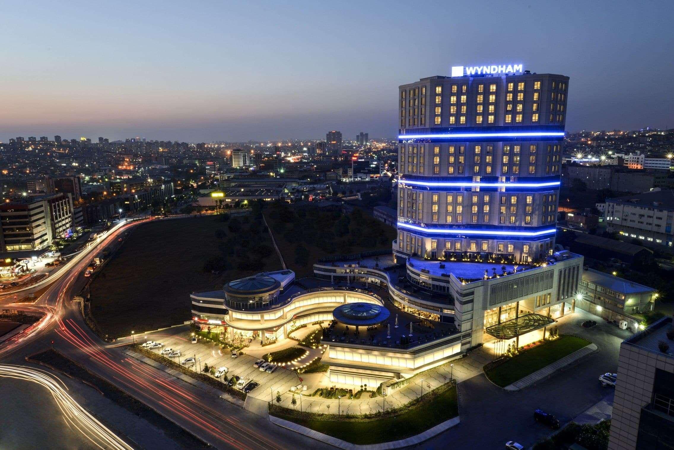 Wyndham Grand Istanbul Europe Ξενοδοχείο Εξωτερικό φωτογραφία The hotel at night