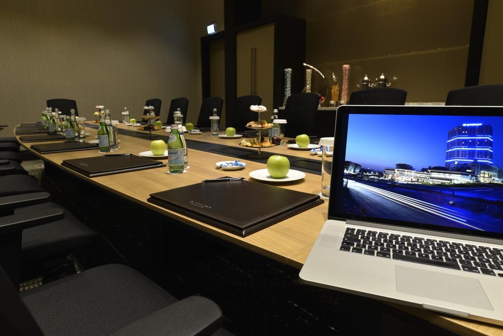 Wyndham Grand Istanbul Europe Ξενοδοχείο Εξωτερικό φωτογραφία A meeting room at the hotel