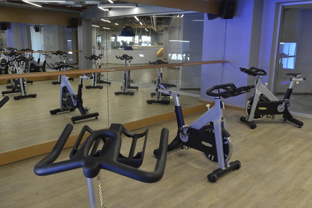 Wyndham Grand Istanbul Europe Ξενοδοχείο Εξωτερικό φωτογραφία The gym at the hotel